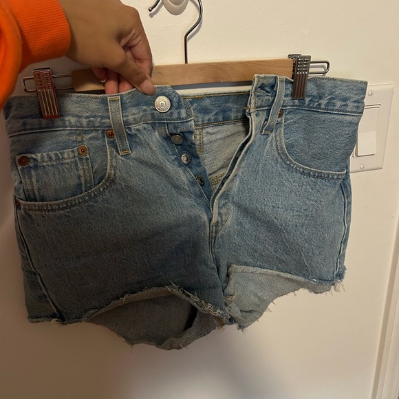 Levi’s 501 Shorts - Picture 2 of 4